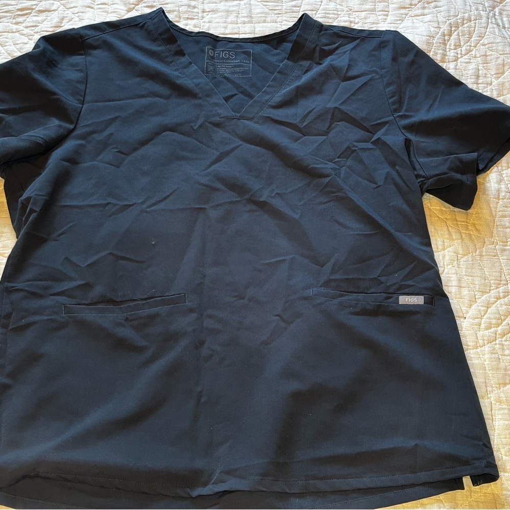 Figs Limited Edition Casma™ Three-Pocket Scrub Top in Dark Harbor (EUC)